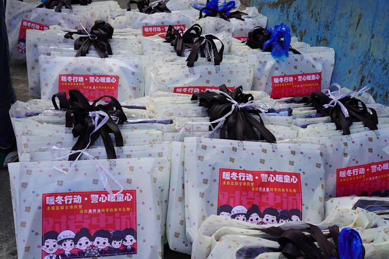 2026年1月15日，納雍縣寨樂鎮英底村貓場小學一角，堆滿了清鎮監獄捐贈的冬裝。