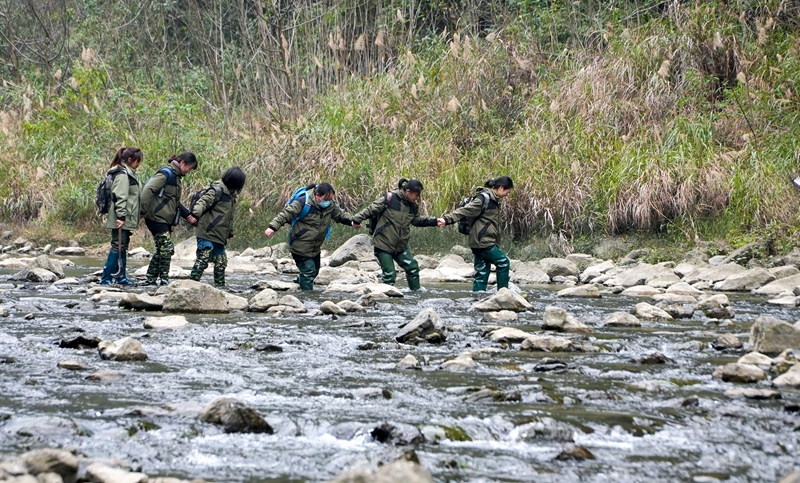 2 貴州大沙河國(guó)家級(jí)自然保護(hù)區(qū)護(hù)林員在開(kāi)展巡護(hù)工作。