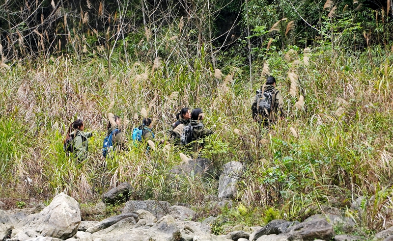 3 貴州大沙河國(guó)家級(jí)自然保護(hù)區(qū)護(hù)林員在開(kāi)展巡護(hù)工作。