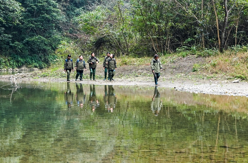 4 貴州大沙河國(guó)家級(jí)自然保護(hù)區(qū)護(hù)林員在開(kāi)展巡護(hù)工作。