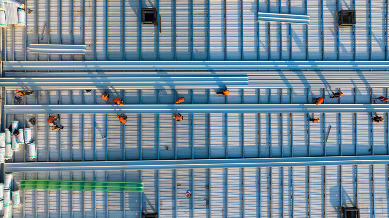 工人正在安裝豬拱塘鉛鋅礦磨浮廠房屋頂。謝永奇攝