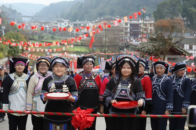 、布依族迎客儀式，當地布依族群眾向游客敬“五福茶”。黎榮攝