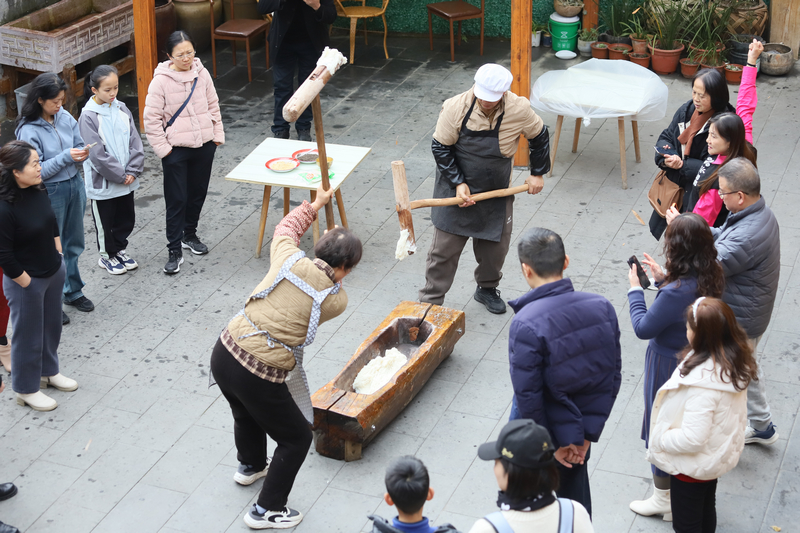 游客體驗打糍粑。黎榮攝