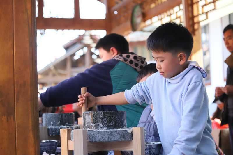 小朋友體驗磨豆腐。黎榮攝