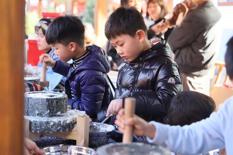 小朋友體驗磨豆腐。黎榮攝