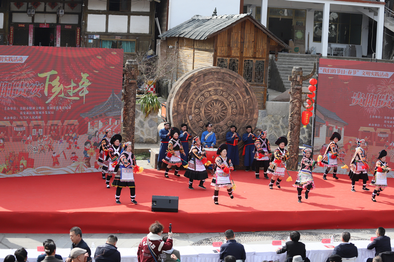苗族花棍舞表演。黎榮攝
