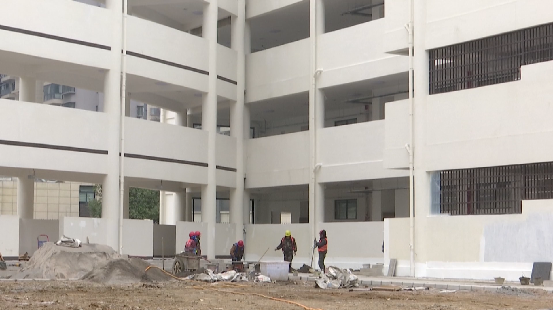 項(xiàng)目現(xiàn)場，工人正在施工。