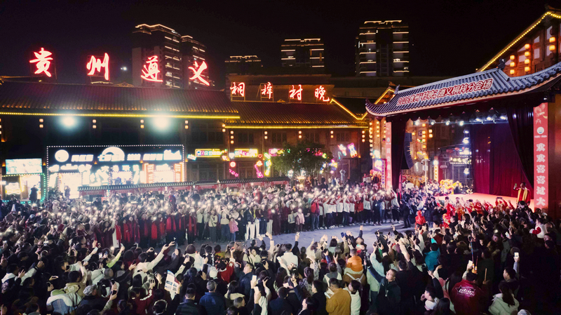 “村晚”拉歌現場熱鬧非凡。 王印 攝