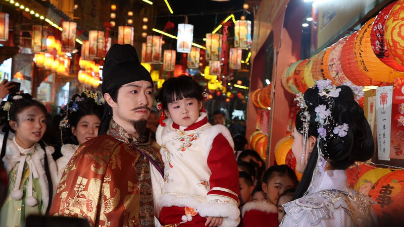 “詩仙”李白沉浸式逛“村晚”。桐梓縣融媒體中心供圖