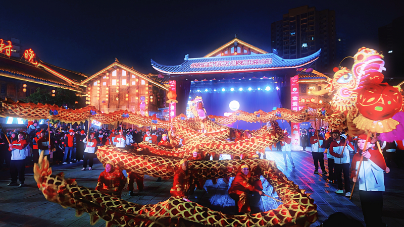 “村晚”現場雙龍戲珠 。王琨榮攝