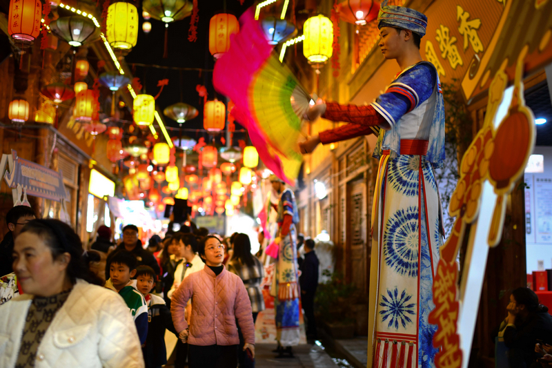 “村晚”現場人流涌動 。王印攝
