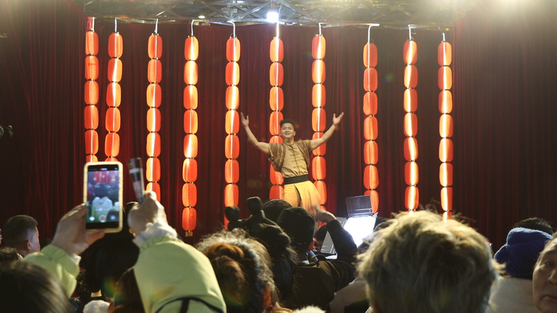 “村晚”現場雜技表演。李甜甜攝