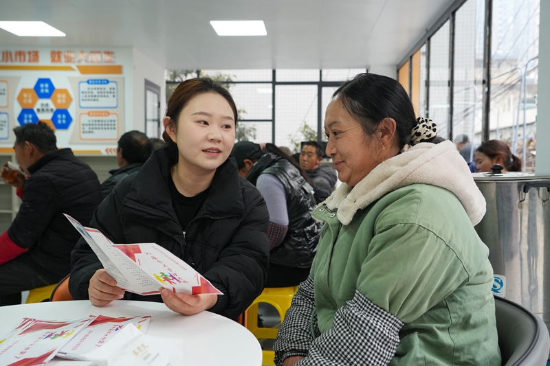 2026年1月16日,貴州省畢節市納雍縣零工市場,工作員在給靈活就業人員解讀零管理手冊。 楊英 攝.jpg