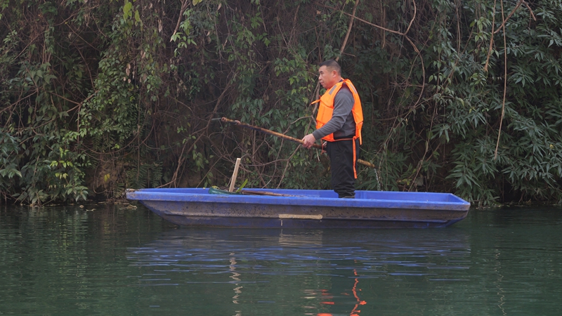 工作人員定期清淤養(yǎng)護(hù)。