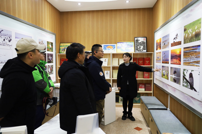 貴州省鳥類學會理事長匡中帆一行在威寧自治縣圖書館草海鳥類主題館參觀。