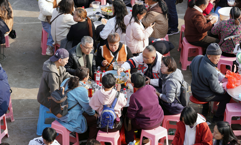 游客吃殺豬飯。
