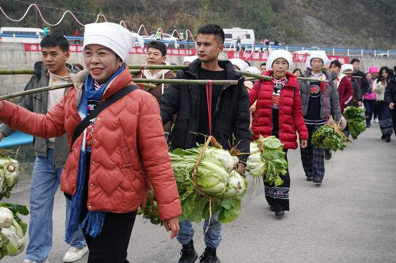 寨鄰帶著自家種的蔬菜“打平伙”。