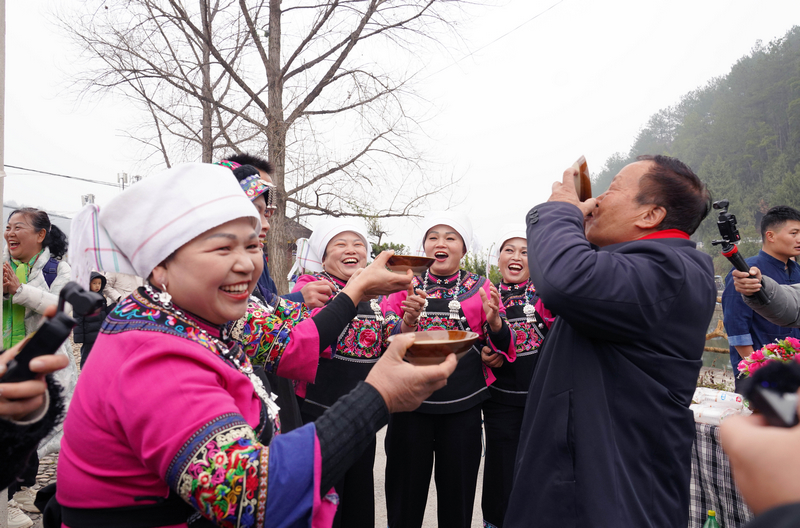 布依族群眾身著民族盛裝迎接游客到來(lái)。