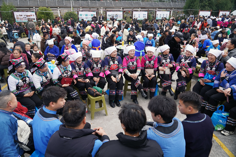 當(dāng)?shù)厣贁?shù)民族正在進(jìn)行山歌對(duì)唱。