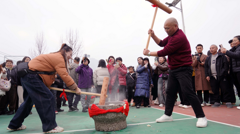游客在體驗(yàn)打糍粑。