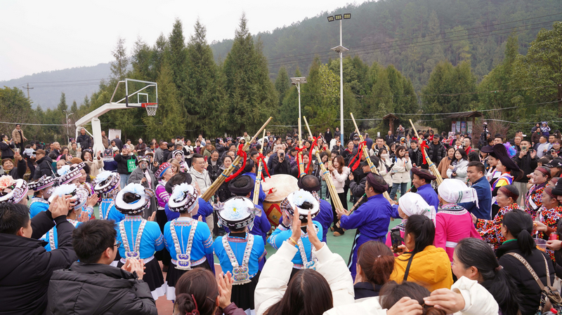 游客體驗(yàn)非遺民族展演。