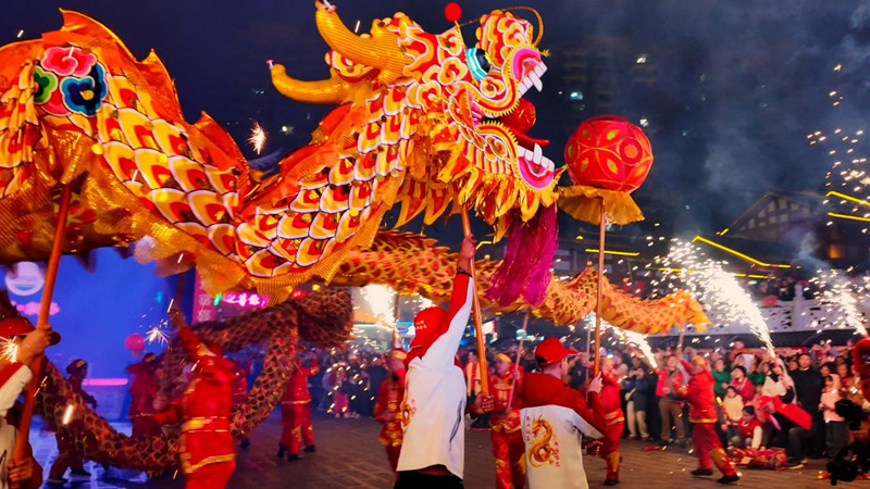 玩龍燈。劉秀娟攝