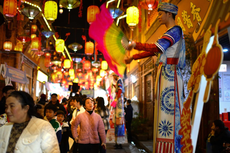 現場觀眾人潮涌動。王印攝