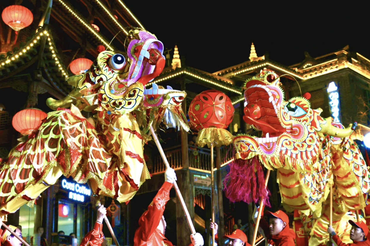 重慶銅梁龍燈與貴州桐梓龍燈“二龍戲珠”。