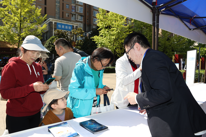 貴陽銀行進社區開展反詐知識宣傳。