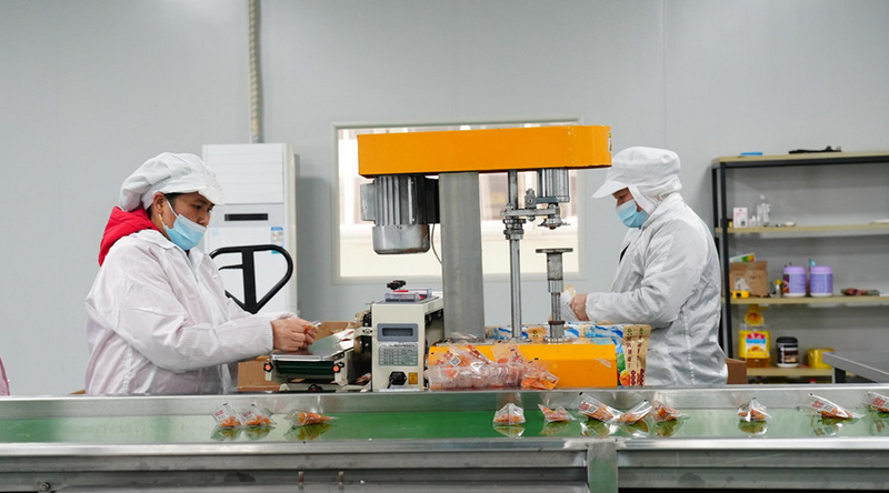 生產車間里，工人在包裝產品。何小雨攝