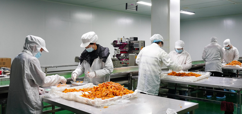 生產車間里，工人在包裝產品。何小雨攝