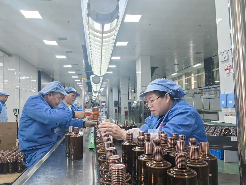 肆拾玖坊包裝車間員工忙包裝。