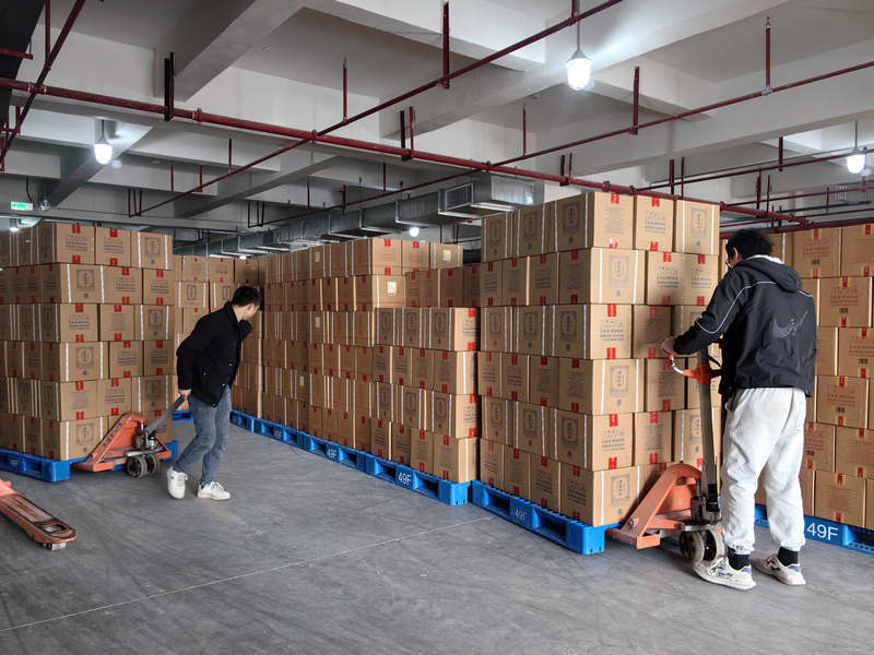 肆拾玖坊庫房內員工正在出貨。