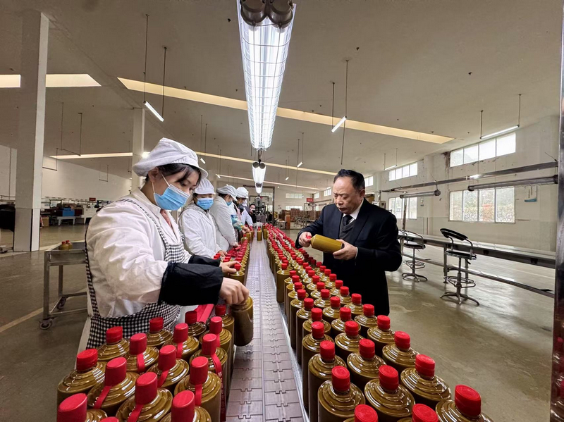 神龍酒業的包裝車間包裝忙。