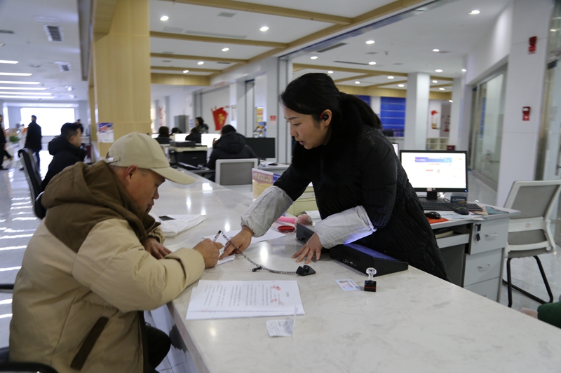 企業(yè)之家服務(wù)窗口正在接待服務(wù)對象（湯斌 2026.01 (1)