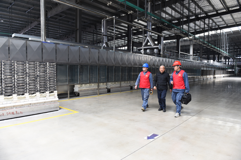 貴州電網(wǎng)公司銅仁供電局員工走進(jìn)企業(yè)了解用電情況。陳舉攝