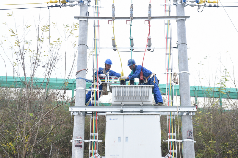貴州電網(wǎng)公司銅仁印江供電局員工新安裝變壓器。陳舉攝