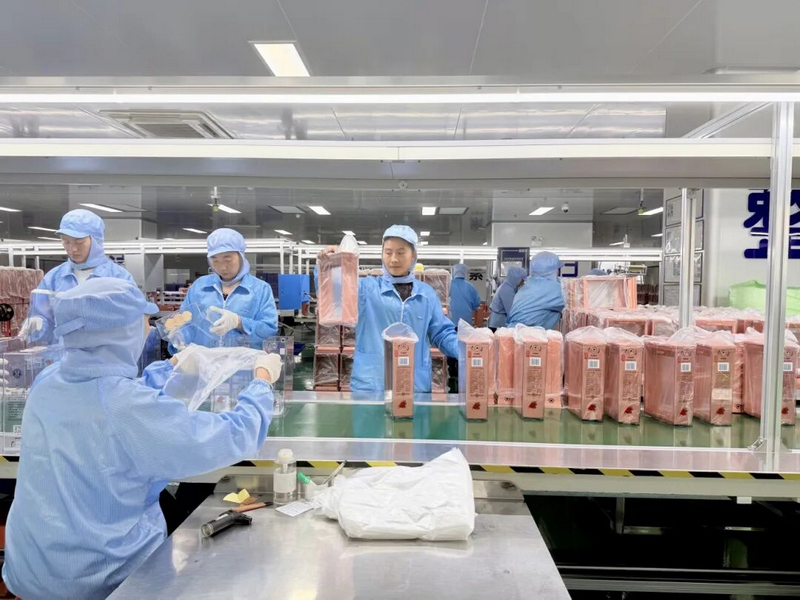 貴州啟航包裝制品有限公司生產線上忙碌的工人。姚瑤攝