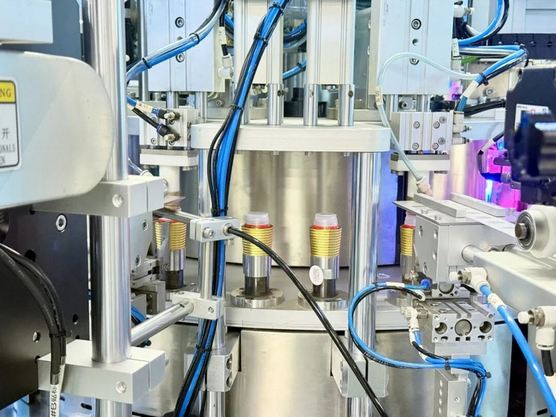 全自動生產線的機器在運作。姚瑤攝