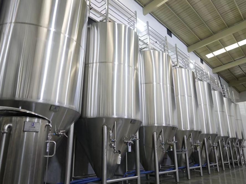 6、白云區景宏工業園內啤酒廠的發酵罐。