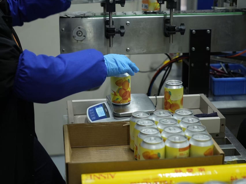 8、啤酒廠工作人員正在裝箱。