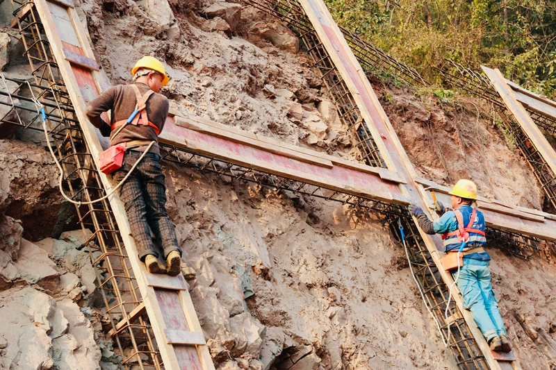 工人正做邊坡支護作業。
