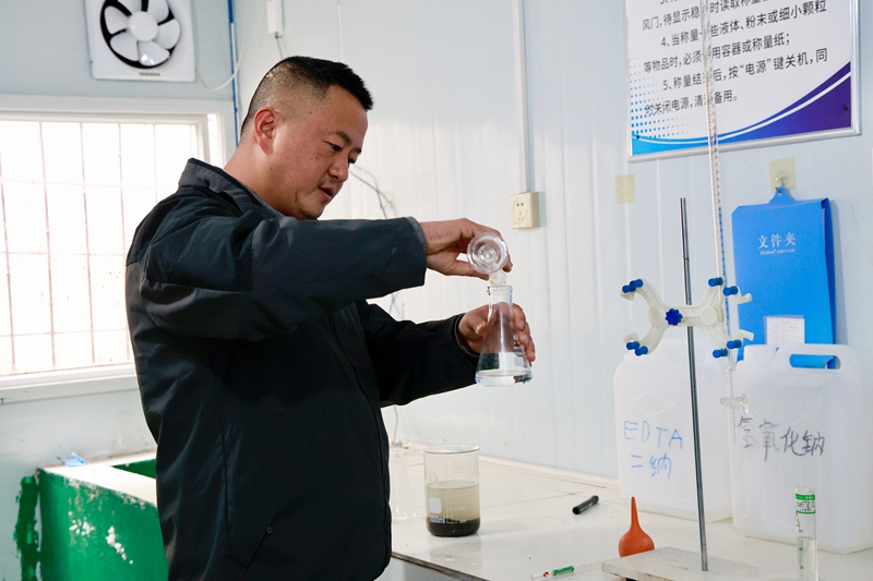 S306仁懷市茅壩至龍井公路改擴建工程、道路試驗檢測員張明義正在做試驗。