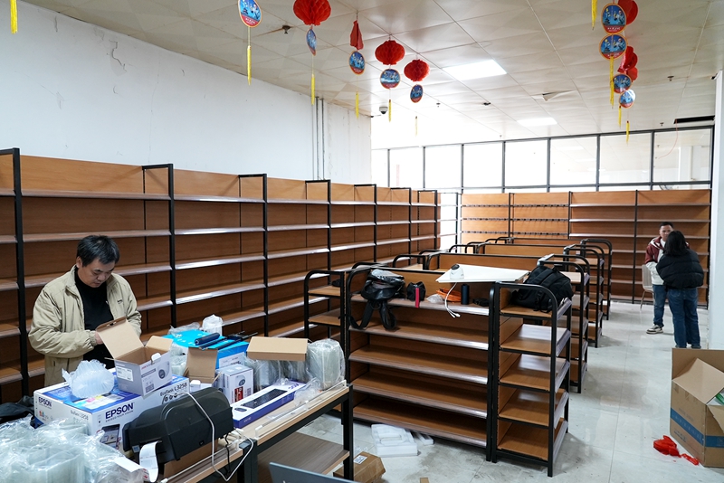 位于貴州華仁新材料有限公司的惠民生鮮店正在裝修。代勝強 攝.jpg