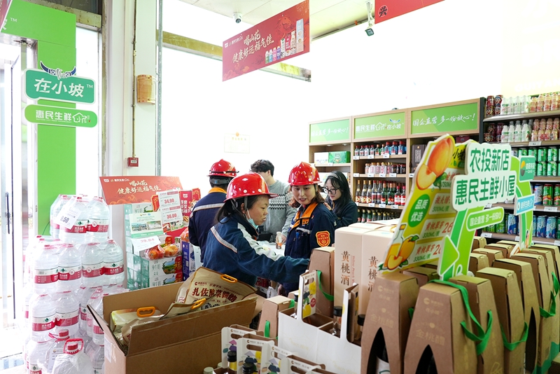 企業職工正在挑選商品。代勝強 攝.jpg