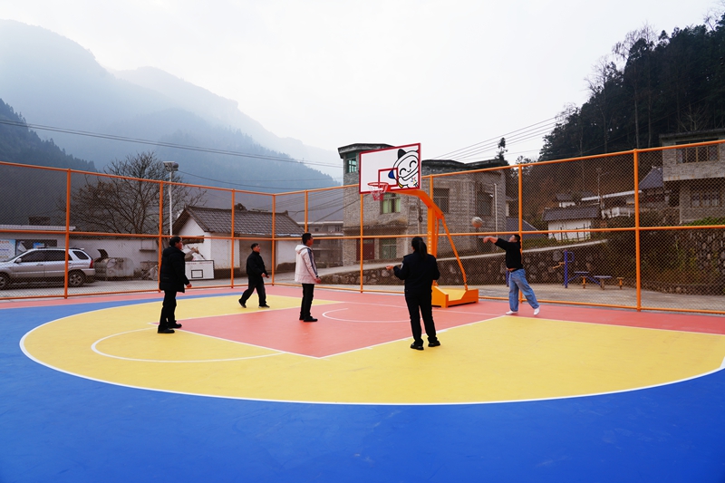 居民在嶄新的籃球場(chǎng)打籃球（王麗紅 攝影） (3).JPG