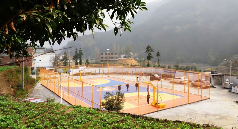 居民在嶄新的籃球場(chǎng)打籃球(王麗紅 攝影) (4).jpg