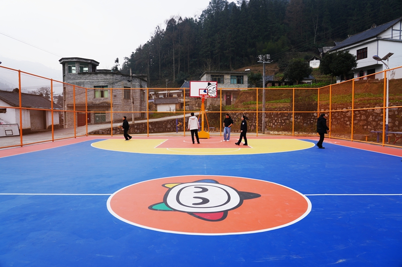 居民在嶄新的籃球場(chǎng)打籃球。王麗紅攝