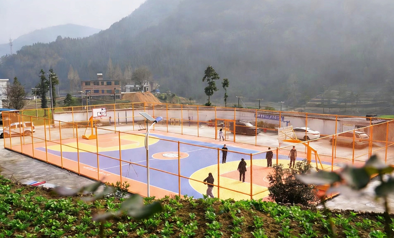 居民在嶄新的籃球場(chǎng)打籃球。王麗紅攝