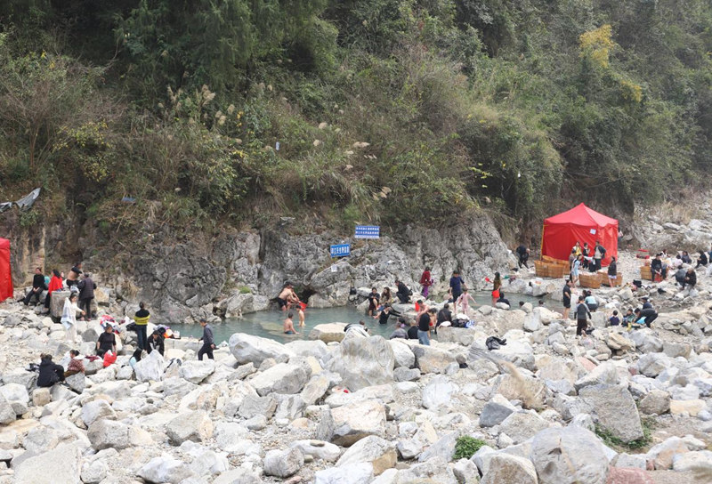 天然溫泉解鎖寒冬溫暖時光。